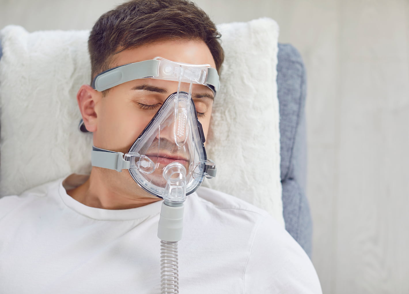 Patient using an oral appliance for sleep apnea therapy